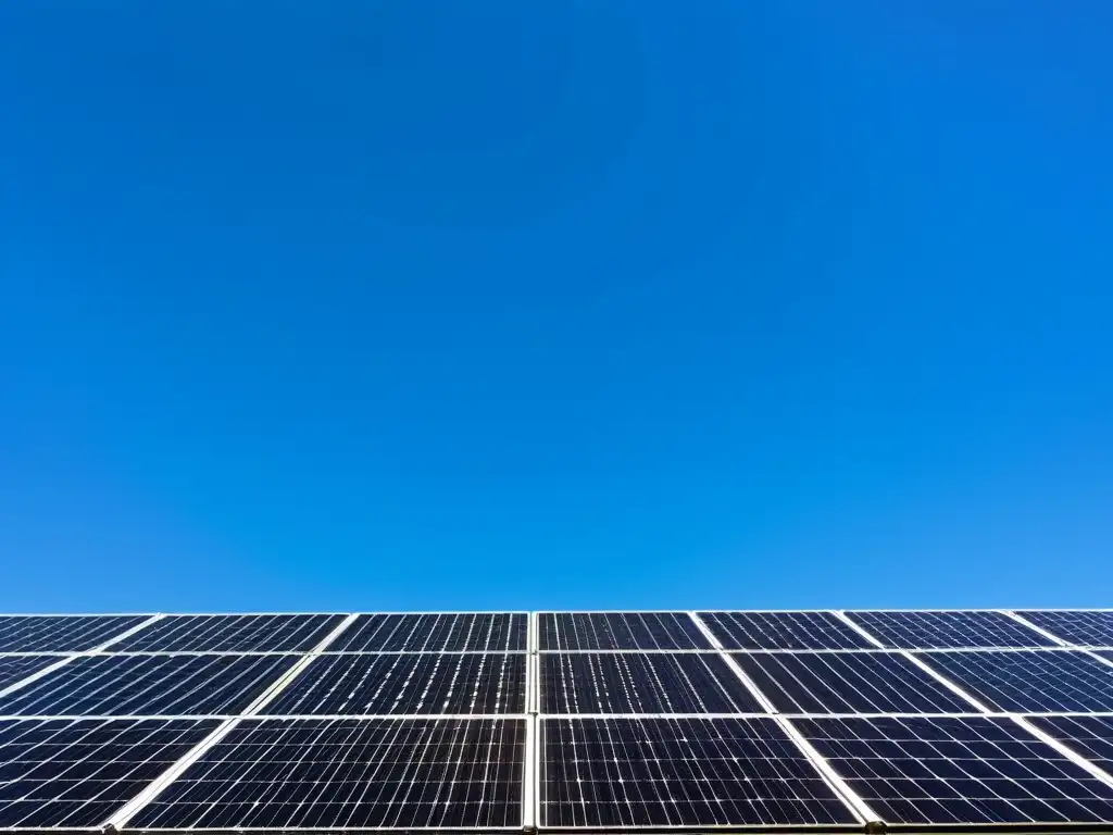 Instalación de paneles solares con cielo azul despejado, irradiando optimismo y sostenibilidad